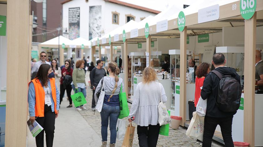 crowd-walking-at-a-bazaar