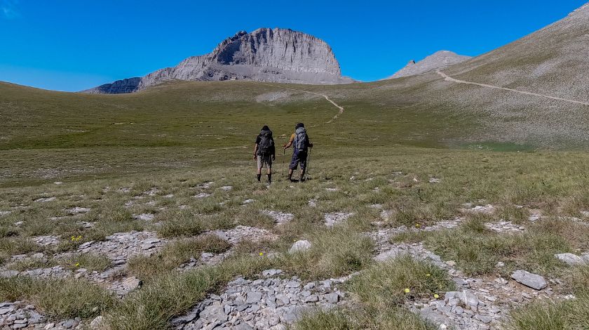 2-hikers-standing-at-the-hill-of-olympus-mountain