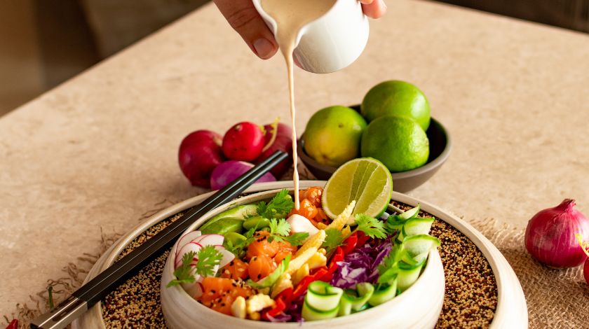 white-bowl-with-vegetables-inside